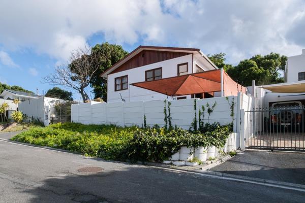 Please watch the video. 

Sole Mandate. 

Beautiful views of the mountains and down the Valley.
Walking distance a mere 500 meters to Hout Bay beach. 
Quick 3min drive to Mainstream shopping centre. 
Located in a quiet cul-de-sac. 

Lovely spacious double story home ...