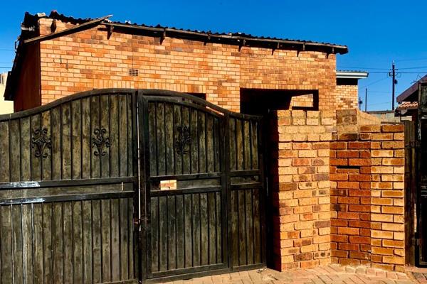 Distress Sale due to economic duress, the property is in Ext 2 and has 3 bedrooms, 2 bathrooms, open plan lounge and dining area ...