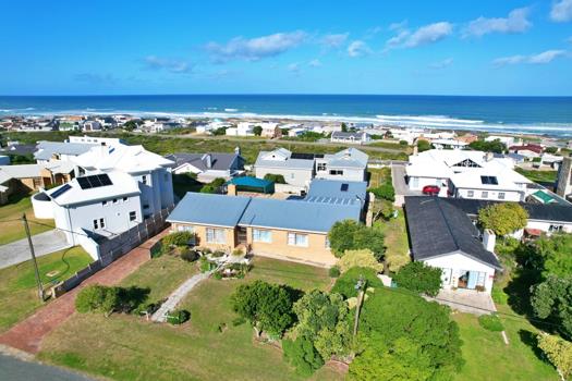 4 Bedroom House for sale in Struisbaai