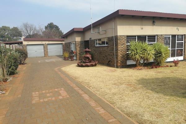 Beautiful modern 3 bedroom house for sale in Greenhills. 

This modern house offers:

Lounge with a fan, tiled floors
Dining room ...