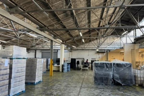 This warehouse could not be more centrally located!

Conveniently situated in the ...