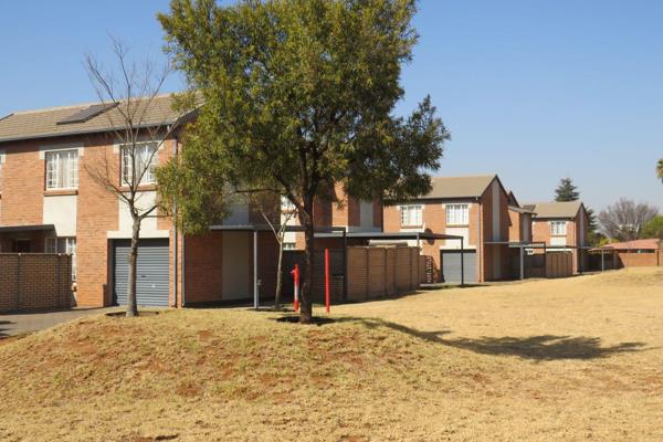 Popular new estates in the Raslouw suburb makes this central to a busy hub of shopping centres, restaurants and the Raslouw Private ...