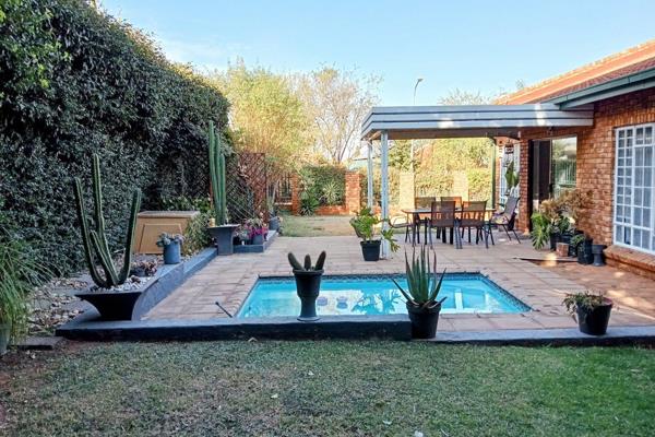 This pet friendly gorgeous home is situated in the quiet area of Glen Marais.

Property features:
- 3 x Bedrooms with built-in ...