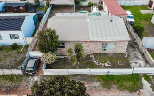 5 Bedroom House for sale in Sandbaai