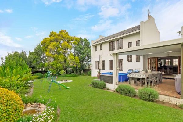 Sole mandate !

Come live in lovely Lonehill and be just a stone throw away from the park!
 
Alluring entrance hall flows onto a family ...