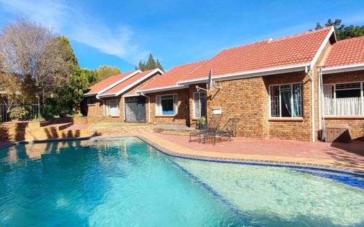 4 Bedroom House for sale in Rooihuiskraal