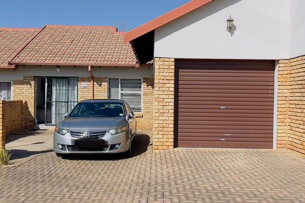 A cluster unit consisting of 2 bedrooms with built-in-cupboards, 2 bathrooms (mes), lounge, fitted kitchen, lock-up garage, carport and ...