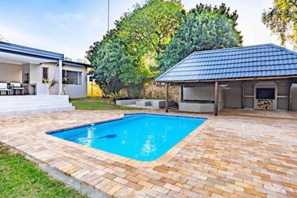 Spectacular property for sale!!
SPACIOUS NEWLY RENOVATED 4-BEDROOM FAMILY HOME WITH A STUDY &amp; FLATLET in GARSFONTEIN.

Transfer ...