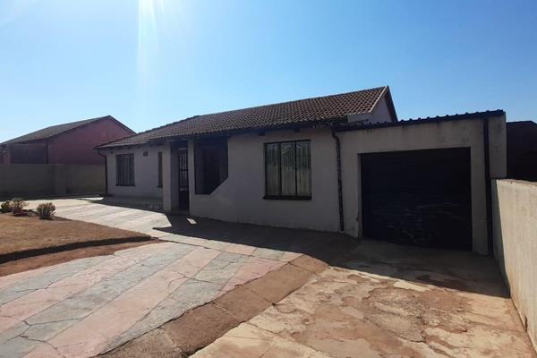 Negotiating offers from R 599 000.
This house features three bedrooms, a living room ...