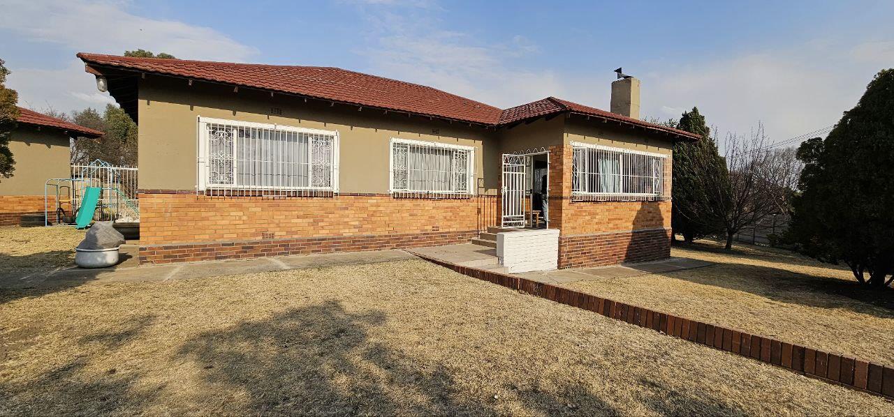 3 Bedroom House for sale in Standerton Central - P24-114738265