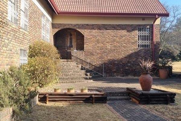 If you want to live on the sunny side of town, then this 2.5 ha plot is ideal for you. The property has 5 bedrooms with 2 bathrooms and ...