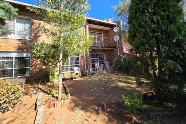 2 Bed, 1 bath upstairs apartment in Farrarmere, Benoni

R675 000

76sqm

Estimate Levies R800pm

Estimate Rated R450pm

Monthly water ...