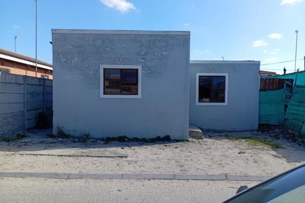 This freestanding property is situated in Delft South and consist of 1 bedroom, kitchen, tiled lounge, toilet with shower, parking for ...