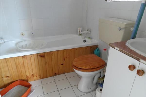 Fitted kitchen with 1 x plumbing
Prepaid electricity
Neat Bathroom
Sunny North facing ...