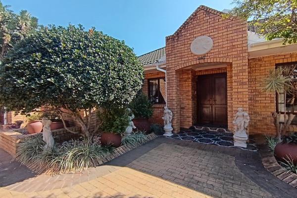 Wow - A Touch of Class !! Beautiful, low maintenance, large facebrick home, just perfect, waiting for new owners in beautiful upmarket ...