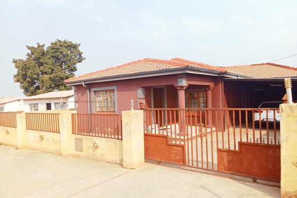 This spacious house is situated in very nice and quiet area in Refilwe east of Pretoria, it consists of three bedrooms, main bedroom ...