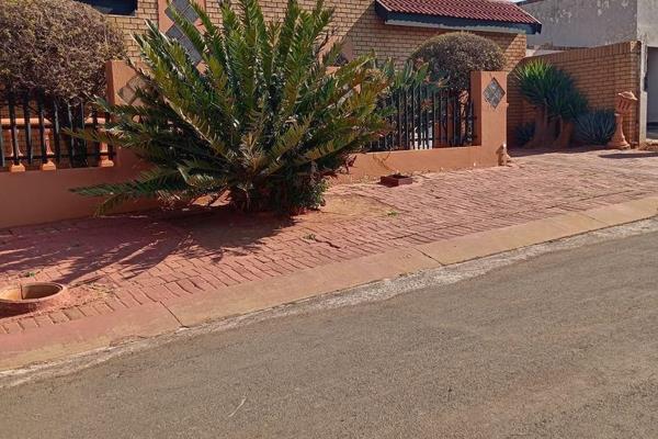 Nice Family House in Secured area!!!

A nice house (Boom Gated) in Lenasia South come with 4 Bedrooms, Bathroom and in suit. It has ...