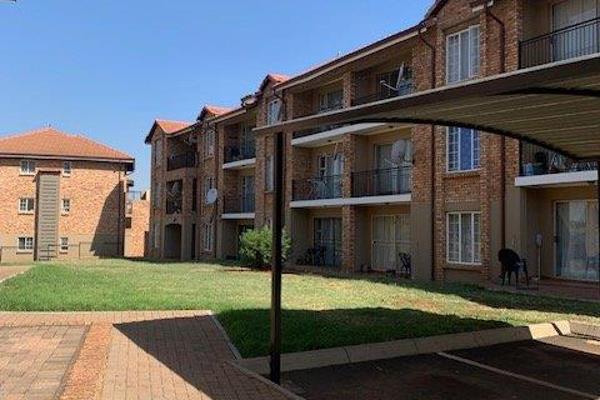 Walking distance to MALL@55 and Forest Hill shopping centre.

Complex with 24hour ...