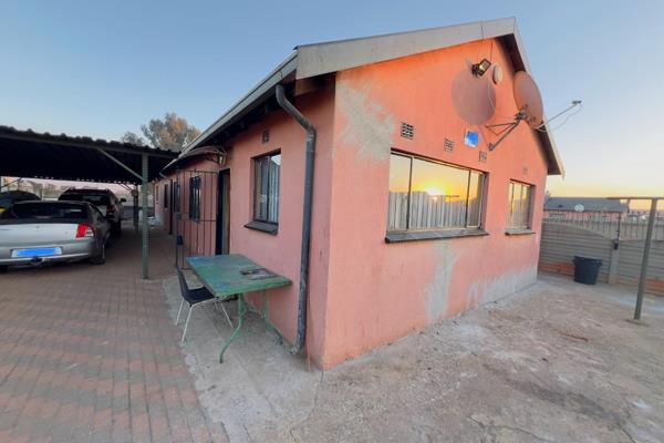 Beautiful home up for sale situated in Villa Liza Boksburg. With an amazing land size of ...