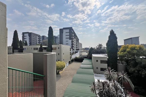 Discover the epitome of modern living in the heart of Sandton with this stylish, 1-bedroom, 1-bathroom apartment. A prime opportunity ...