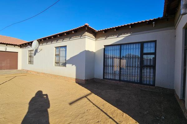 Very Neat and Well kept family home waiting for its new owner.

4 Bedrooms
2 Modern Bathrooms; with one being an en-suite
Lounge ...