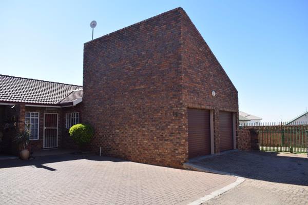 This Sectional Title property is situated in  the suburb of Model Park in a secure complex. 

This low maintenance facebrick home ...