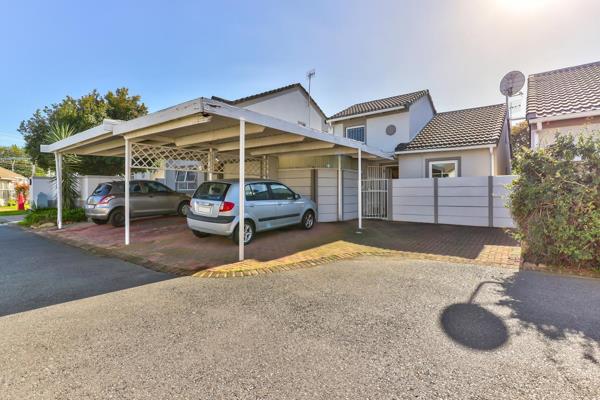 Cozy Townhouse with parking for 2 Cars and an outside storeroom / washing room.

North facing lounge and dining area with sliding doors ...