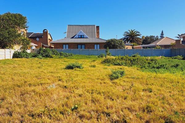 Welcome to Bay View, a very popular neighborhood in Hartenbos, the seaside oasis in the very sought-after Garden Route. Perfectly ...