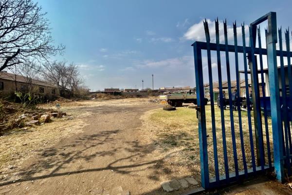 Commercial vacant stand up for sale in a popular industrial area of Vanderbijlpark NW7! Around the corner from your family ...