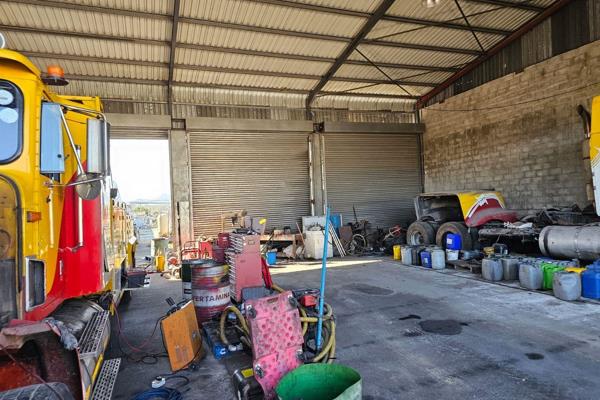 This building (1 850m2), situated in the industrial area of Grabouw, consists of three ...