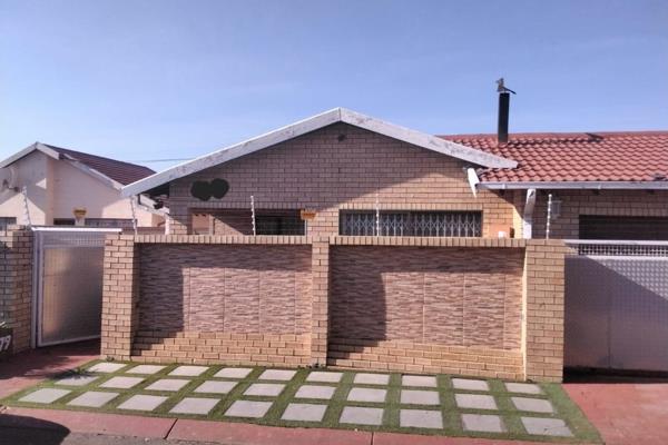 3 bedrooms house with open plan kitchen and lounge, bathroom, ensuite, garage, wall and gate