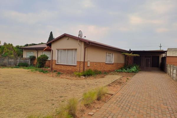 This property is situated in the sought-after Witpoortjie area. It has easy access to schools and is on the bus route. Major routes are ...