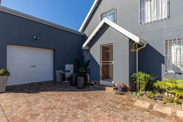 This double-storey home is well positioned on Longships Drive, consisting of 5 bedrooms ...