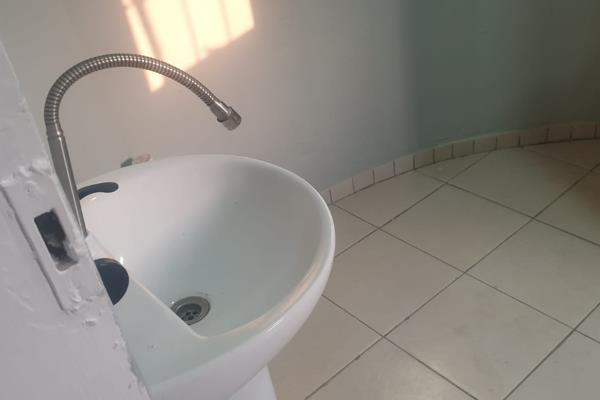 Beautiful ,1 bedroom unit for rent in the Benoni area ,newly renovated with a nice view and a balcony, 1 bedroom, 1 bathroom , kitchen ...