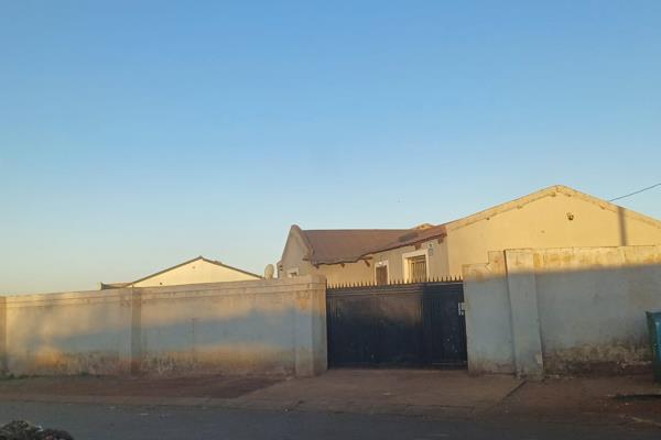 This RDP house has been extended with 

2 open bedrooms, 
a Seating room,  
Kitchen  and 
bathroom. 

There are 2 existing ...