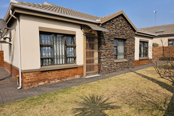 House for sale 
Witbank. Marelden 
R 1 395 000

495 m&#178;

3 Bedrooms 
2 bathrooms 
Kitchen 
Lounge 
2 garages 
4 carports ...