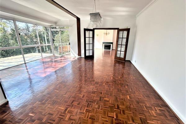 This excellent spacious apartment has parquet flooring throughout the living rooms and ...