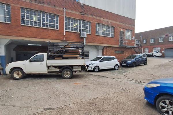 This secure 322m&#178; warehouse at around R45 per m&#178; will not last long !! There is a medium size enclosed office area in the ...