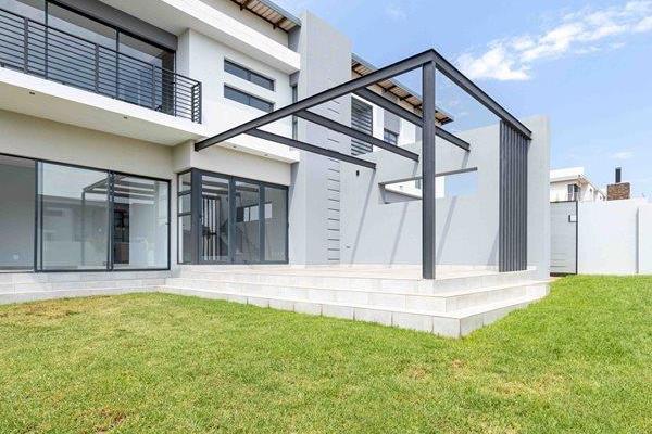 Newly completed modern 4 bedroom family home for sale in the sought-after Midstream Ridge Estate.

This exquisite double storey home ...