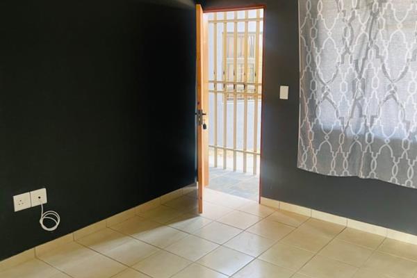 Bachelors to rent for R4000 and R3800
It comes with the following: 
- tiled floor 
- ...