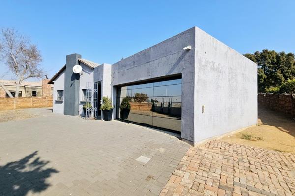 A beautiful freestanding home for sale in Heuweloord. This house embodies modern touches, spacious rooms and bedrooms and is situated ...