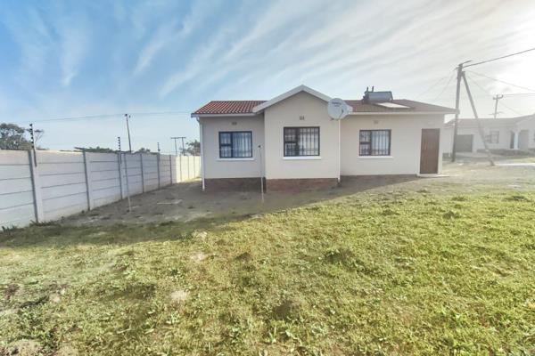 Luthando Gxashe Properties proudly presents this absolute stunner 3 bedroom house in Cove Rock. The bedrooms have built-in cupboards. ...