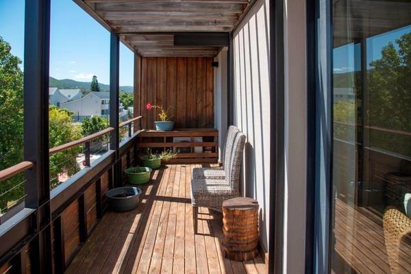 Experience luxury living in the heart of Knysna with this stunning 2 bedroom apartment. The property boasts high-end finishings ...