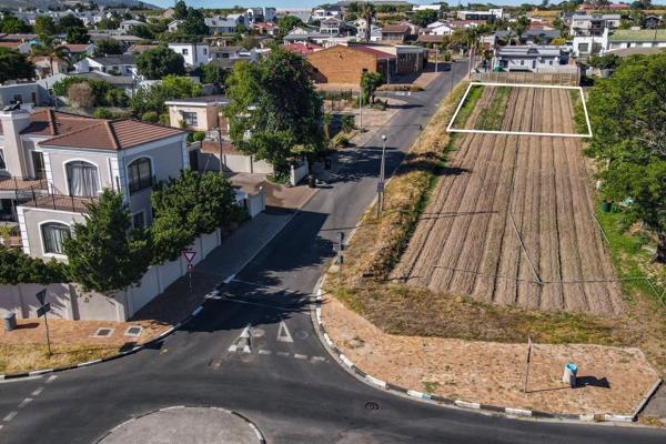 Vacant land in the picturesque Jamestown region in Stellenbosch. This prime plot is 739m2 in size, offering incredible mountain views. ...