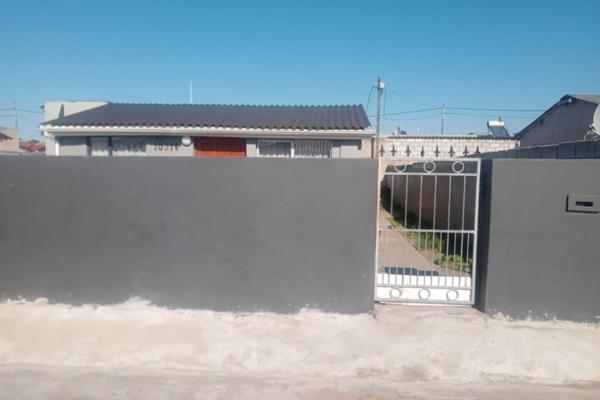 Explore this well mentioned home situated on a severe 
and quit street in KwaZakhele.
Featuring 2bedrooms, kitchen and lounge.
The ...