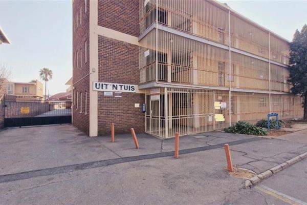 Lock up and go! 

This lock up and go second floor apartment is perfect for everyday use and is situated in the well maintained Uit n ...