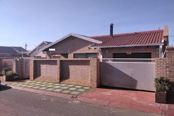 Spacious, private &amp; quality modern home in the neighborhood of Soweto.
This property features a:
3 Bedroom 
2 bathrooms (BIC ...