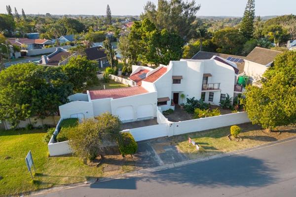 Lovely 3 bedroom house for sale in Blue Bend. This home is located close to the beach. It offers spacious living areas that to the pool ...