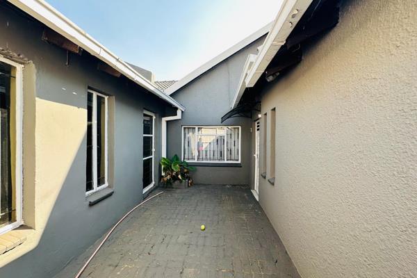 This beautiful house in the heart of Diepkloof extension 5  for a discerning FAMILY consists of 3 bedrooms main en-suite, open plan ...