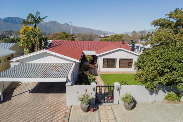 Situated in the sought after area of Vrykyk Paarl is this comfortable home perfect for a family . This home boasts 3 bedrooms and 2 ...